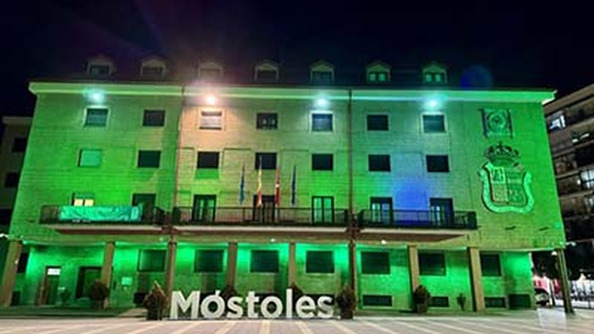 Móstoles ilumina su Ayuntamiento de verde por la Semana Mundial de las Enfermedades Mitocondriales