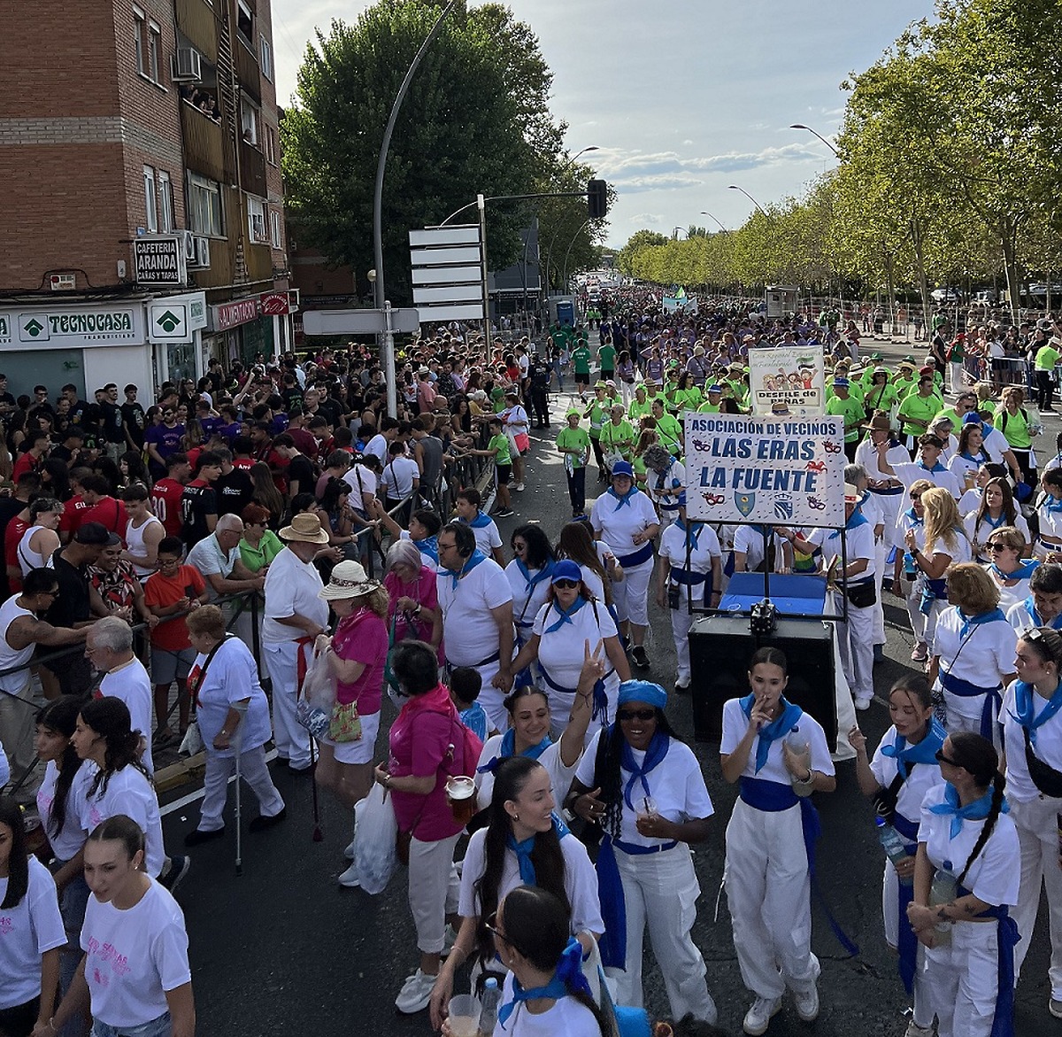 Fuenlabrada da inicio a sus fiestas patronales con música, desfile de peñas y fuegos artificiales