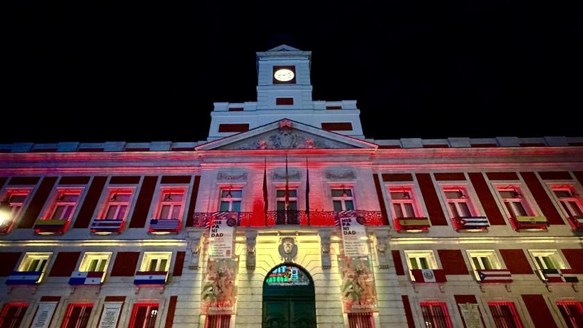 La Real Casa de Correos en Madrid se ilumina con los colores de la bandera de España